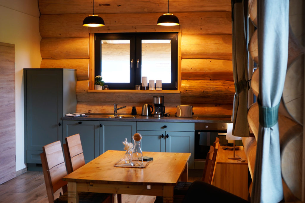 Tiefenbach Chalet (Richard Horenburg) - Ferienwohnung Hermine, Küche, Wohnzimmer, Tisch & Stühle
