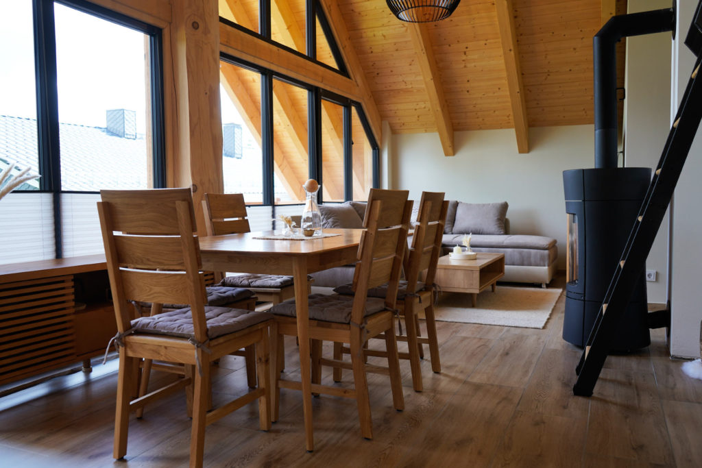 Tiefenbach Chalet (Richard Horenburg) - Ferienwohnung Romy, Stube, Wohnzimmer, Tisch & Stühle, Kamin